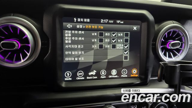 Jeep Wrangler 2021 — photo 18