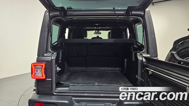 Jeep Wrangler 2021 — photo 23