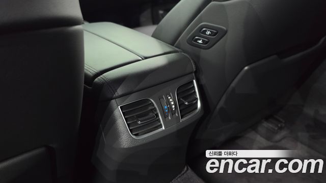 Genesis G80 2017 — photo 28