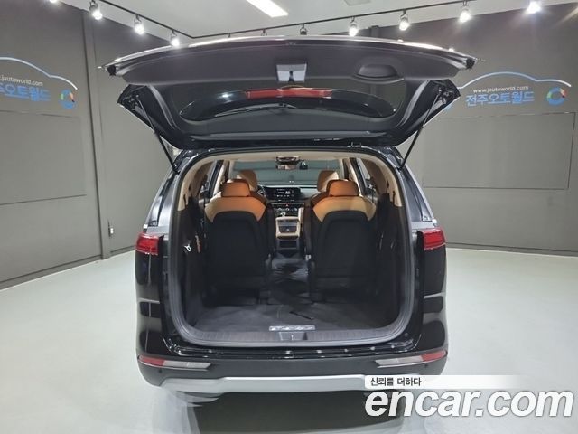 Kia Canival 2023 — photo 8