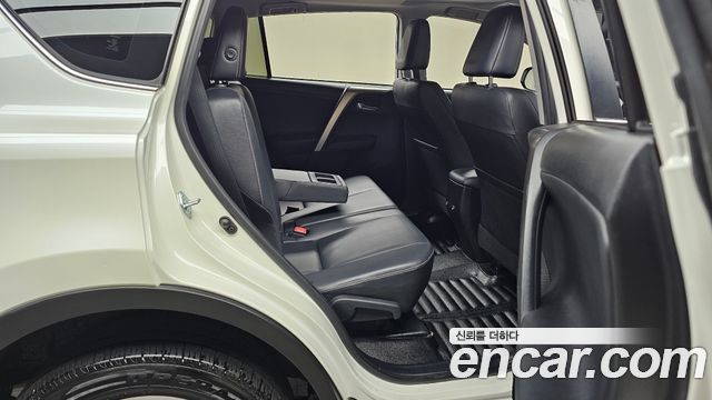 Toyota RAV4 2015 — photo 17