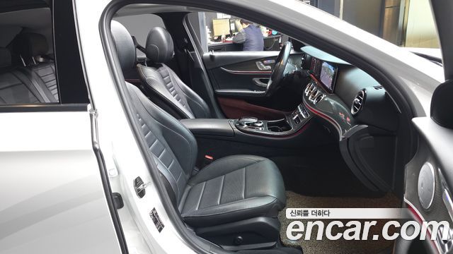 Mercedes-Benz E-Class 2020 — photo 17