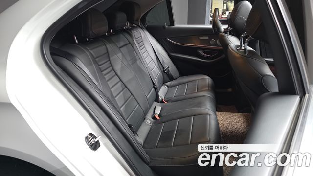 Mercedes-Benz E-Class 2020 — photo 18