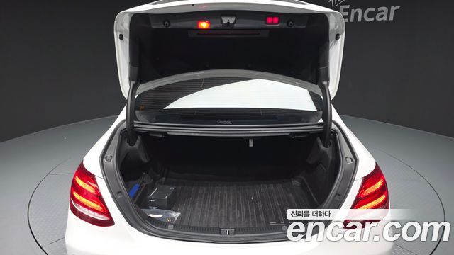 Mercedes-Benz E-Class 2020 — photo 26