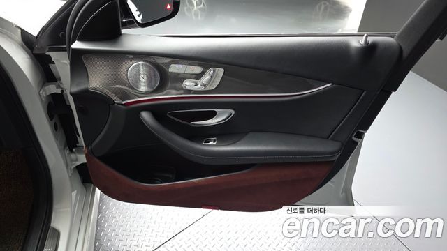 Mercedes-Benz E-Class 2020 — photo 14