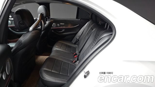 Mercedes-Benz E-Class 2020 — photo 16