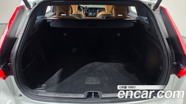 Volvo V60 2020 — photo 23