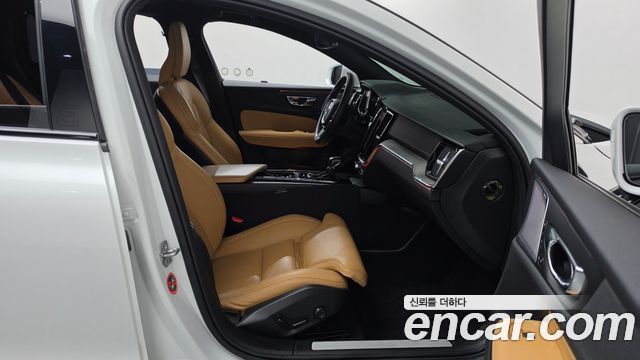 Volvo V60 2020 — photo 16