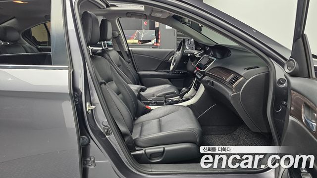 Honda Accord 2017 — photo 16
