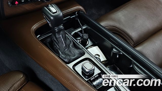 Volvo XC90 2018 — photo 12