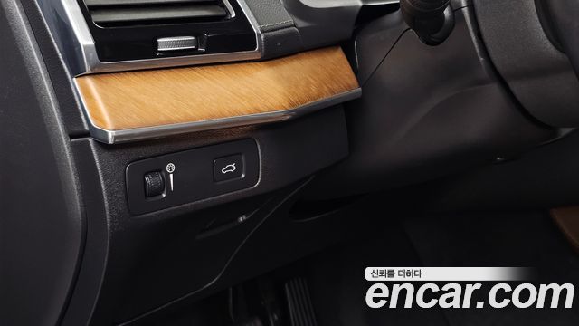 Volvo XC90 2018 — photo 28