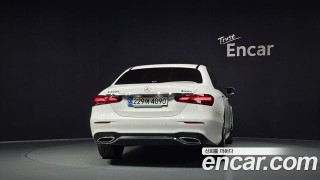 Mercedes-Benz E-Class 2023 — photo 4