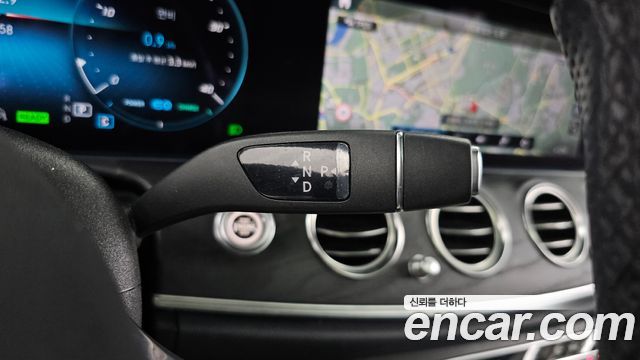 Mercedes-Benz E-Class 2023 — photo 12