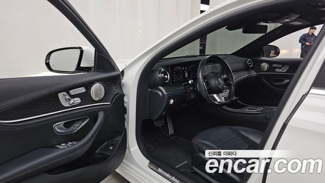 Mercedes-Benz E-Class 2023 — photo 13