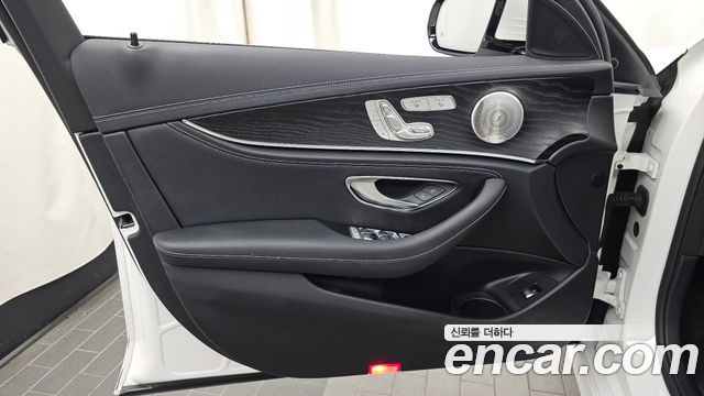 Mercedes-Benz E-Class 2023 — photo 14