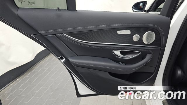 Mercedes-Benz E-Class 2023 — photo 15