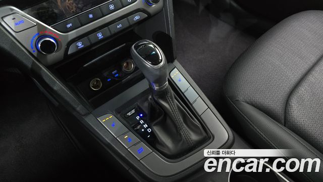 Hyundai AVANTE 2017 — photo 12
