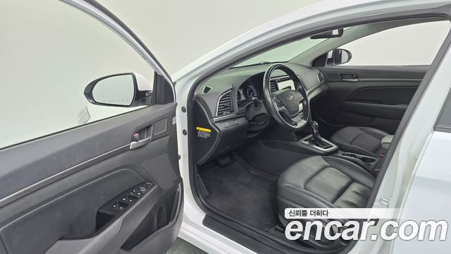 Hyundai AVANTE 2017 — photo 13