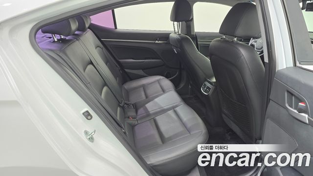 Hyundai AVANTE 2017 — photo 17
