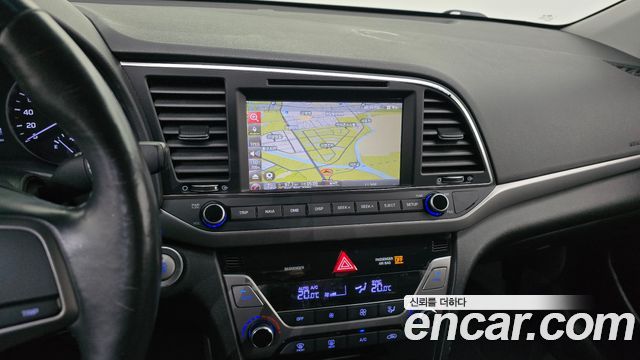 Hyundai AVANTE 2017 — photo 18