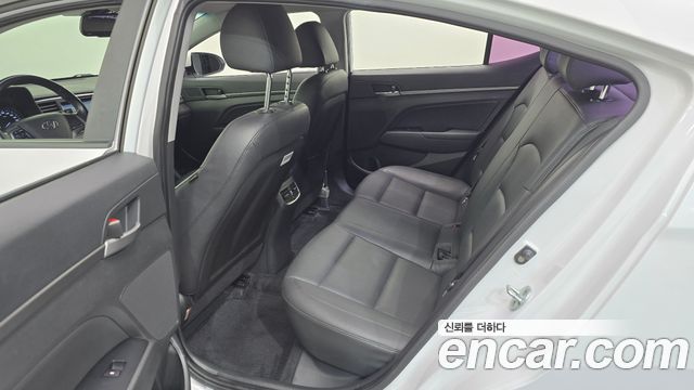 Hyundai AVANTE 2017 — photo 24