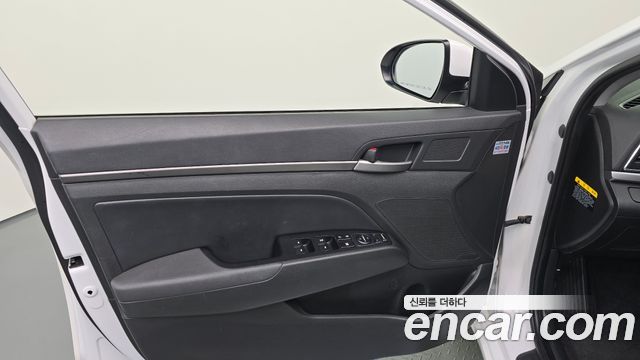 Hyundai AVANTE 2017 — photo 14