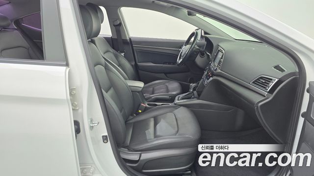 Hyundai AVANTE 2017 — photo 16