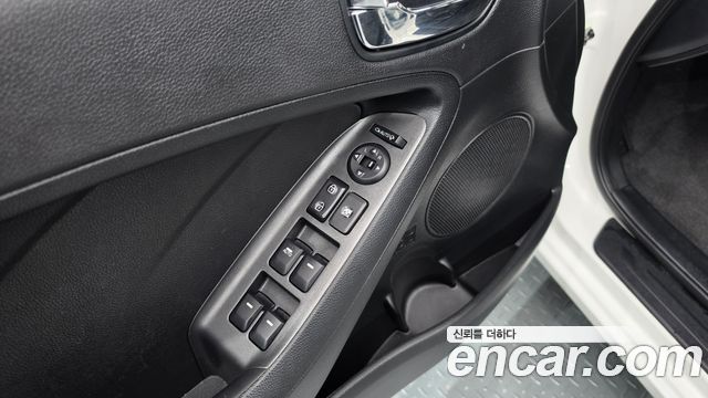 Kia K3 2013 — photo 25