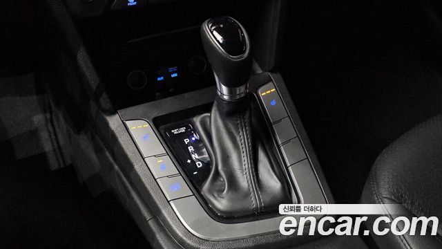 Hyundai AVANTE 2017 — photo 9