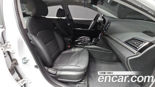 Hyundai AVANTE 2017 — photo 11