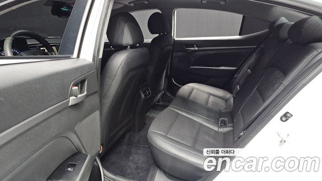 Hyundai AVANTE 2017 — photo 12