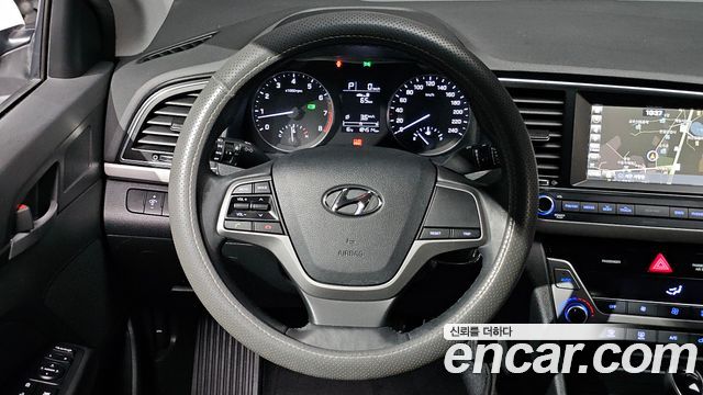 Hyundai AVANTE 2017 — photo 13