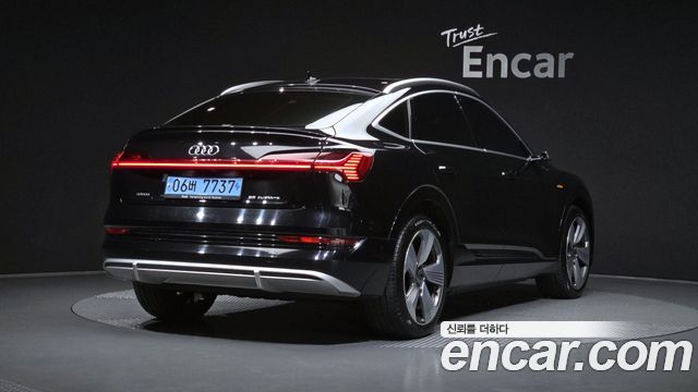 Audi e-tron 2021 — photo 2