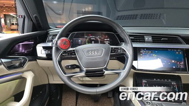 Audi e-tron 2021 — photo 19