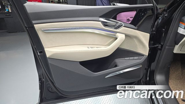 Audi e-tron 2021 — photo 14