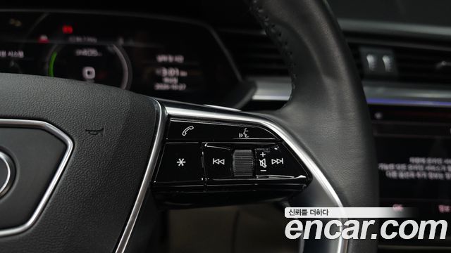 Audi e-tron 2021 — photo 30