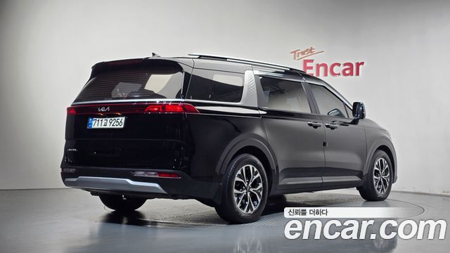 Kia Canival 2023 — photo 2