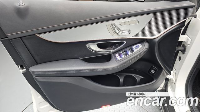 Mercedes-Benz EQC 2020 — photo 14