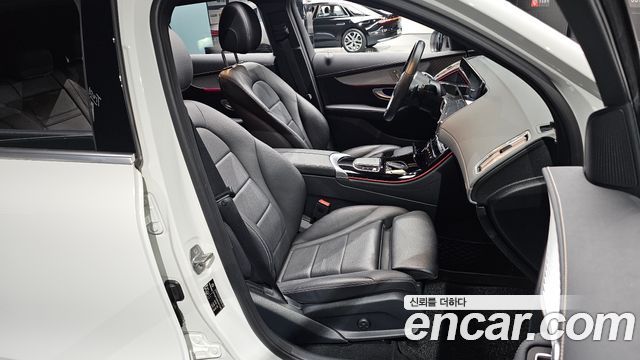 Mercedes-Benz EQC 2020 — photo 16