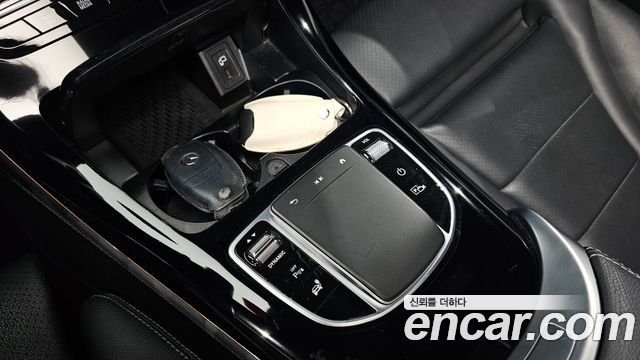Mercedes-Benz EQC 2020 — photo 27