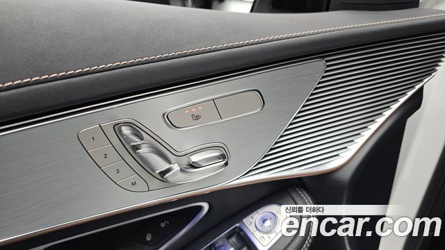 Mercedes-Benz EQC 2020 — photo 28