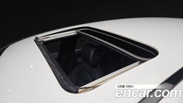 Mercedes-Benz EQC 2020 — photo 32