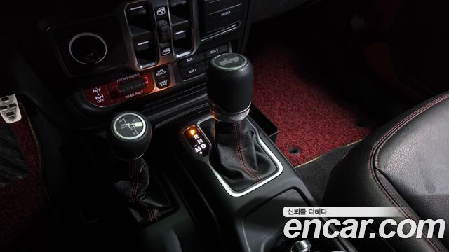Jeep Wrangler 2021 — photo 12