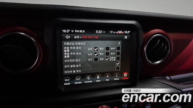 Jeep Wrangler 2021 — photo 24