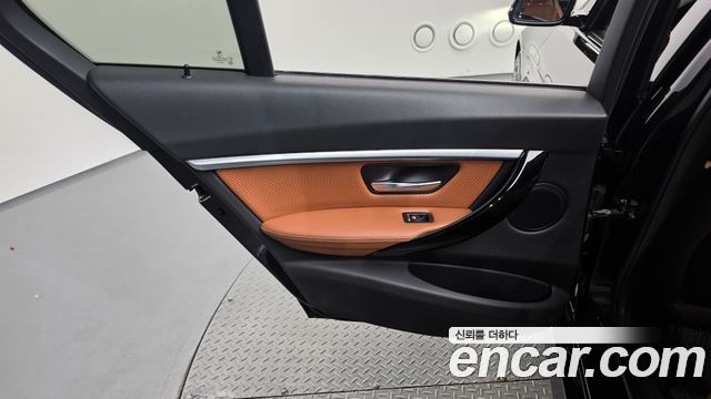 BMW 3-Series 2018 — photo 15