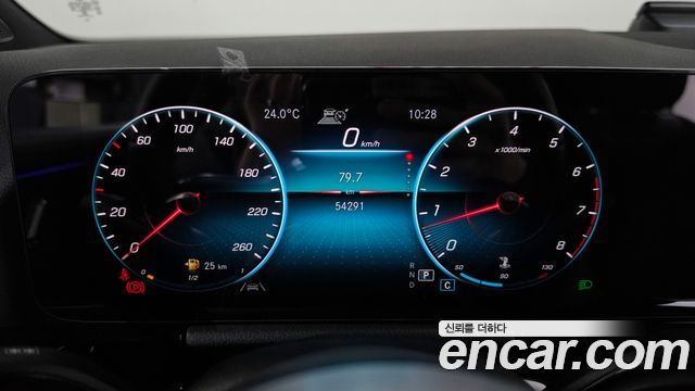 Mercedes-Benz GLA-Class 2021 — photo 11