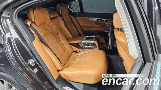 BMW 7-Series 2016 — photo 17