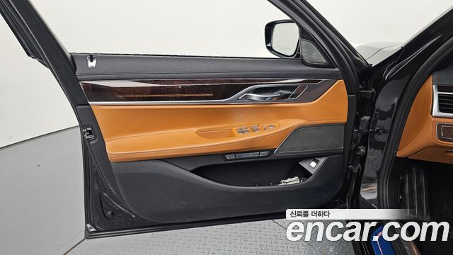 BMW 7-Series 2016 — photo 14