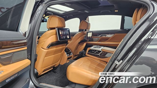 BMW 7-Series 2016 — photo 16