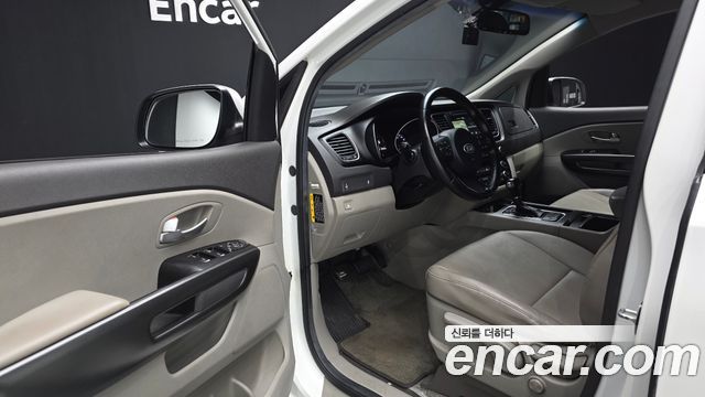 Kia Canival 2015 — photo 10